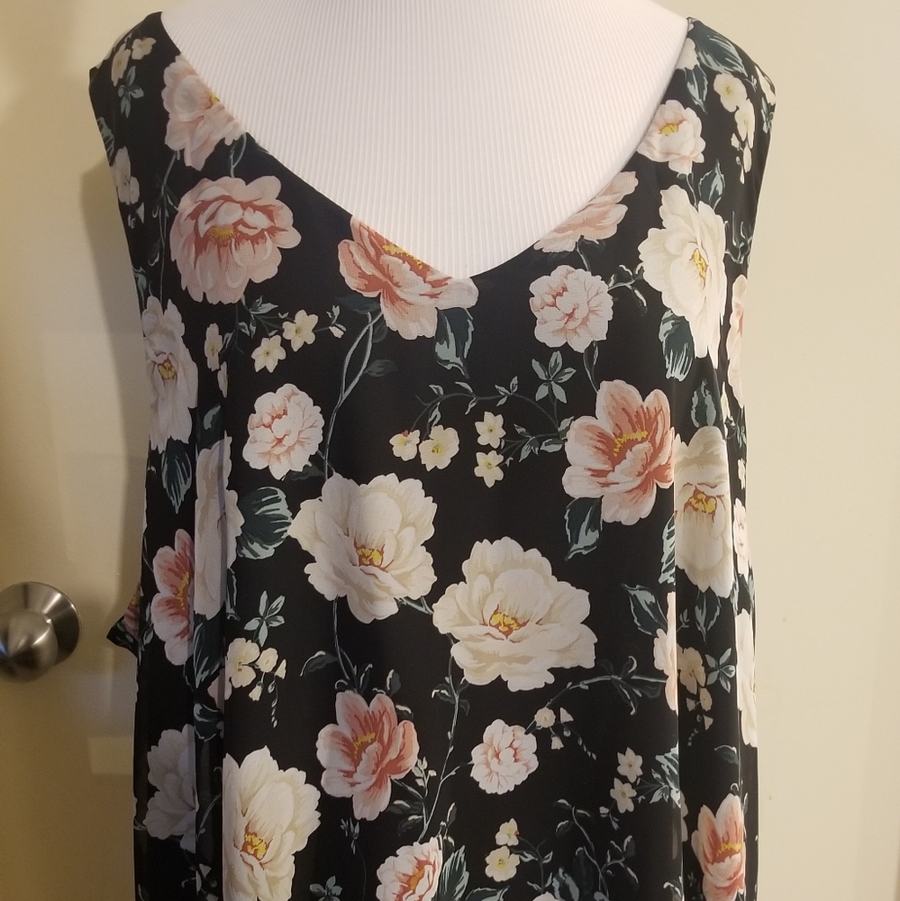 Torrid size 3 sleeveless floral top.